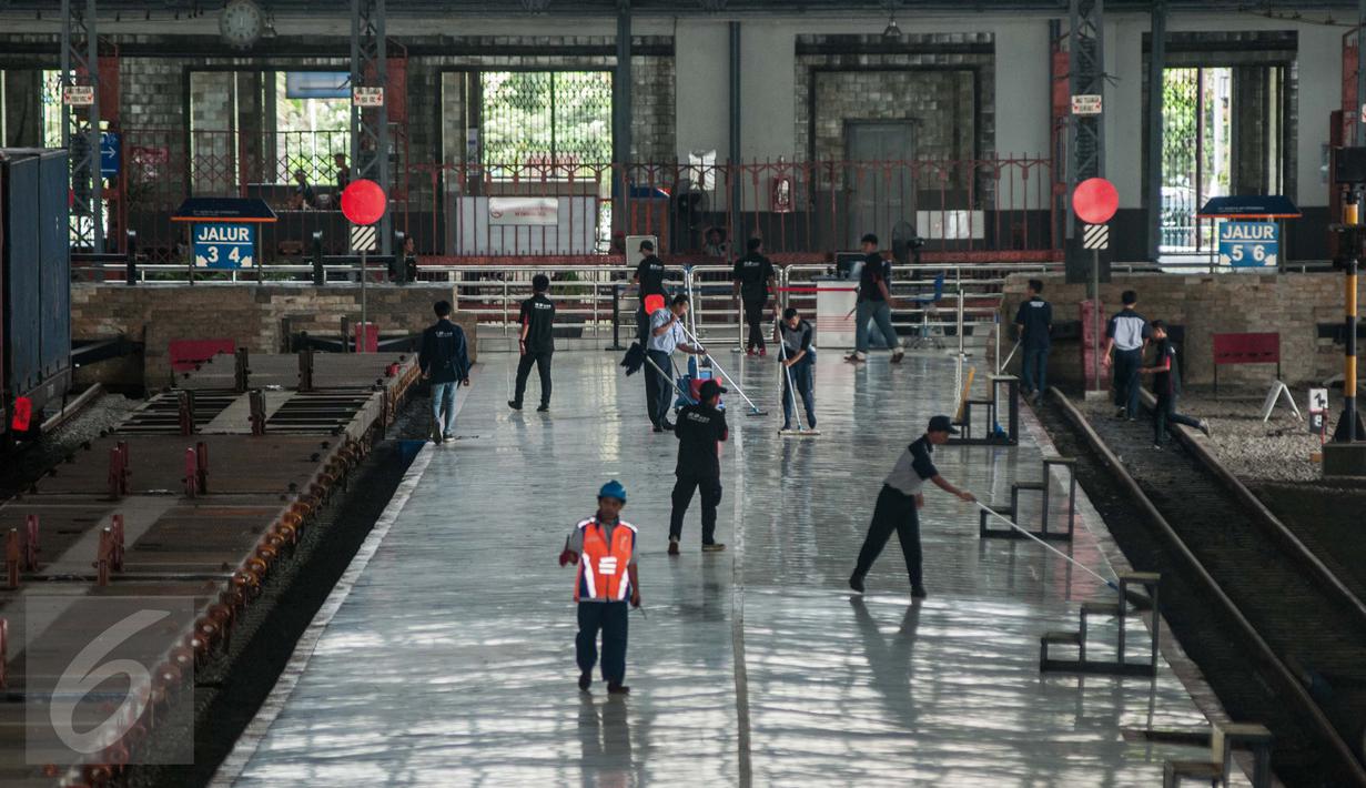 Sejumlah petugas bersama komunitas Pecinta Kereta Api RD One membersihkan lantai di sekitaran Stasiun Tanjung Priok, Jakarta Utara, Kamis (6/4). (Liputan6.com/Gempur M. Surya)