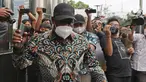 Wakil Bupati Mamberamo Tengah Yonas Kenelak (tengah) meninggalkan gedung KPK usai menjalani pemeriksaan di Gedung KPK, Jakarta, Rabu (3/8/2022). KPK memeriksa Wakil Bupati Mamberamo Tengah Yonas Kenelak sebagai saksi untuk tersangka Ricky Ham Pagawak selaku Bupati Mamberamo Tengah terkait dugaan suap dan gratifikasi. (Liputan6.com/Helmi Fithriansyah)