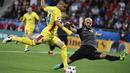 Arlind Ajeti menjadi tembok kokoh jantung pertahanan Albania saat menang melawan Rumania 1-0. Kegigihannya menggagalkan setiap peluang Rumania membuatnya pantas menjadi Man of The Match, (19/6/2016). (AFP/Jeff Pachoud)