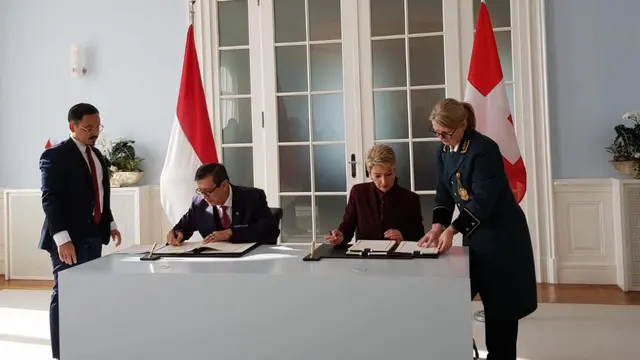 Menkumham Yasonna Laoly menandatangani Perjanjian Bantuan Hukum Timbal Balik dengan Konfederasi Swiss. (Foto: Liputan6.com/Istimewa)