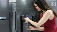Model mengambil air dari dispenser Lemari es Multi Door LG di sebuah toko elektronik di Jakarta, Rabu (08/09/2021). Perusahaan elektronik asal Korea Selatan, LG memperkenalkan lemari es dilengkapi dengan dispenser air berteknologi UV Nano. (Liputan6.com/Fery Pradolo)