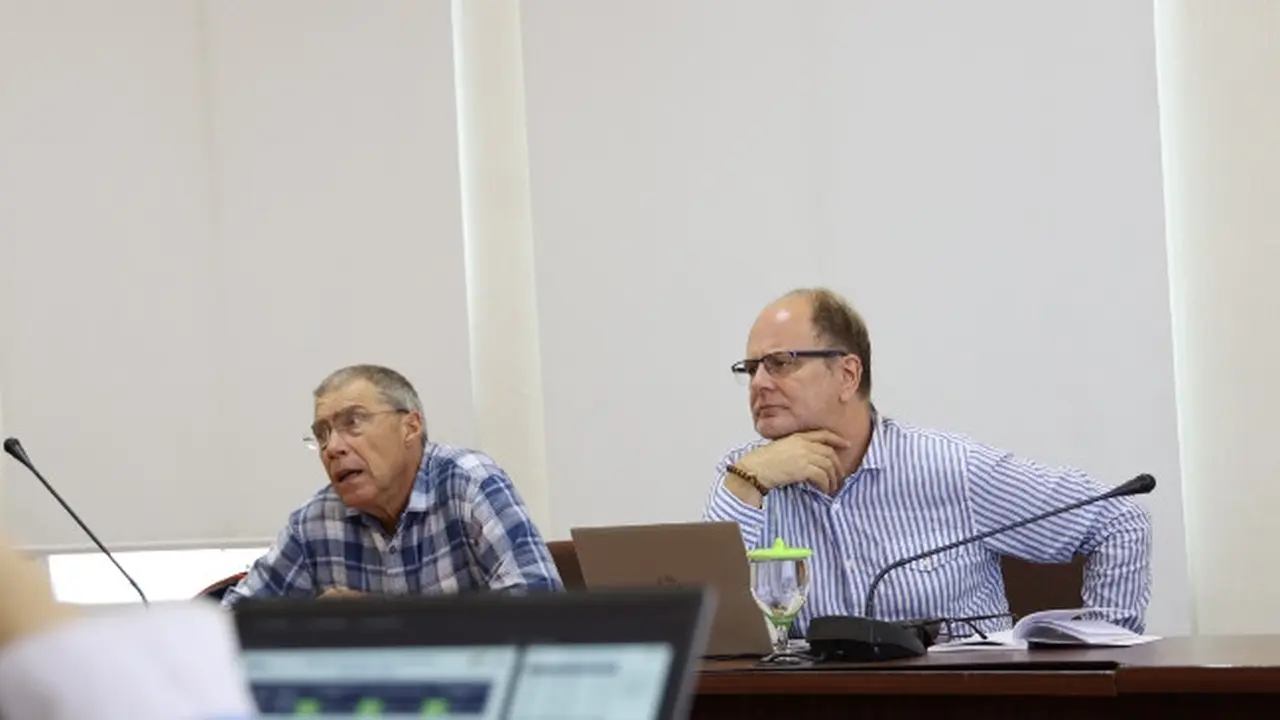 Peneliti Jerman dari Institut für Zukunfts Energie und Stoffstromsysteme dan Institute for Energy and Enviromental Research mengunjungi PTPN V untuk menjajaki potensi kerjasama pemanfaatan biomassa pengganti batu bara pada industri tekstil.