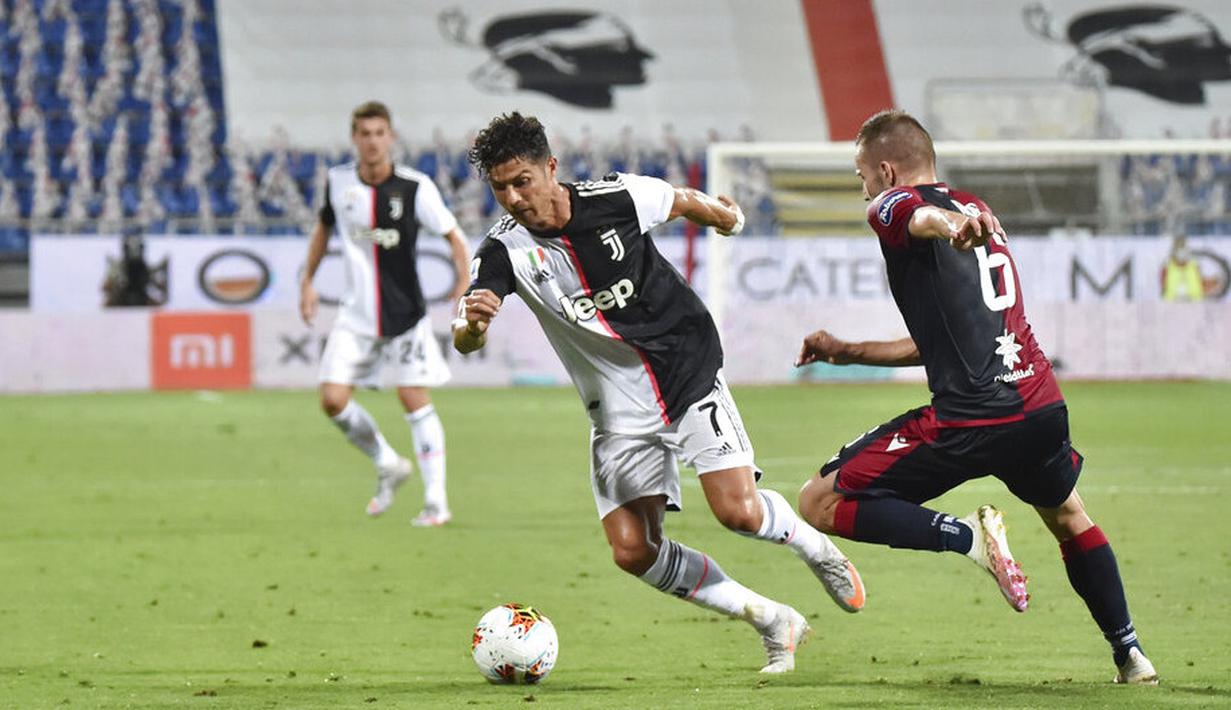 Pemain Cagliari, Marko Rog, berebut bola dengan pemain Juventus, Cristiano Ronaldo, pada laga Serie A di Stadion Sardegna, Rabu (29/7/2020). Cagliari menang 2-0 atas Juventus. (Alessandro Tocco/Lapresse via AP)