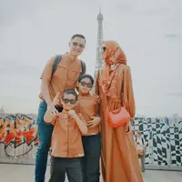 Keliling Eropa bersama Dude Harlino dan kedua anaknya, beberapa gaya hijab kasual Alyssa Soebandono berikut ini bisa jadi inspirasi. (Instagram/ichasoebandono/dude2harlino).
