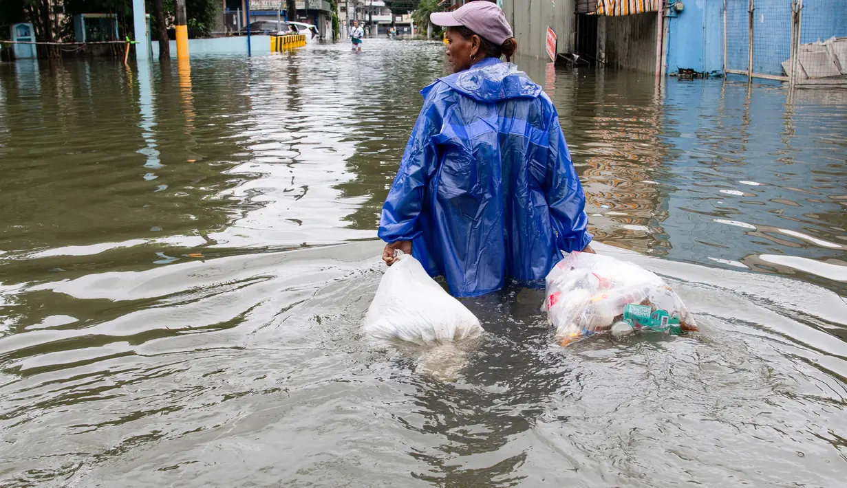 Data dari Dewan Nasional Pengurangan Risiko Bencana dan Manajemen Filipina menyebut sedikitnya tiga orang telah tewas dan tujuh lainnya hilang di wilayah tengah dan selatan negara tersebut. (Ted ALJIBE/AFP)