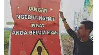 6 Imbauan Jangan Ngebut Karena Belum Menikah di Jalan Ini Kocak (sumber: Twitter/txtdarigajelas)