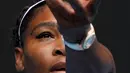 Petenis Amerika Serikat, Serena Williams melakukan servis bola saat berhadapan dengan Anastasia Potapova dari Rusia pada babak pertama Australia Terbuka 2020 di Melbourne, Senin (20/1/2020). Pada penampilannya itu, Serena Williams mencuri perhatian lewat cat kukunya. (AP/Lee Jin-man)