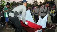 Proses pemakaman Briptu Imam Gilang yang menjadi korban bom Kampung Melayu pada Rabu malam, 24 Mei 2017. (Liputan6.com/Fajar Abrori)
