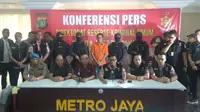 Satgas Antimafia Bola melimpahkan tersangka kasus perusakan barang bukti pengaturan skor pertandingan bola, Joko Driyono ke Kejagung, Jumat (12/4/2019). (Merdeka.com/Nur Habibie)