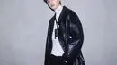 Aktor Song Kang pun menghadiri fashion show Prada. Ia tampil dengan inner turlte neck putih dipadukan outer jaket kulitnya. @songkang_b