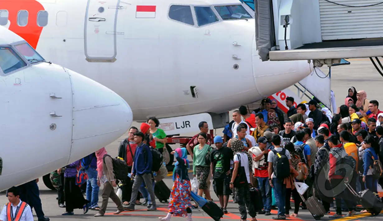 Ratusan calon penumpang Lion Air terlantar di Terminal 1B Bandara SoekarnoHatta. Sejumlah Penumpang Lion Air saat ingin menaiki pesawat di Terminal 1B Soetta, Tangerang, Jumat (20/2/2015). (Liputan6.com/Faisal R Syam)