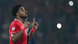 Pemain naturalisasi baru Vietnam, Nguyen Xuan Son melakukan selebrasi setelah mencetak gol ke gawang Thailand dalam laga leg pertama final Piala AFF 2024 yang berlangsung di Viet Tri Stadium, Vietnam, Selasa (02/01/2025) waktu setempat. (AFP/Nhac Nguyen)