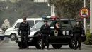 Polisi dengan peralatan taktis memblokir jalan menuju Wisma Negara Diaoyutai, Beijing, Selasa (27/3). Wisma tersebut biasa menjadi tempat menginap para pejabat asing. (AP Photo/Mark Schiefelbein)
