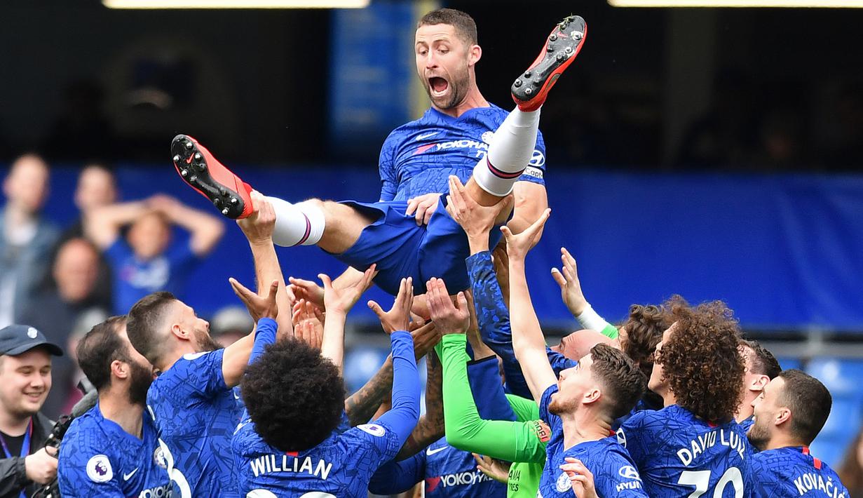 Bek Chelsea, Gary Cahill, diangkat rekannya usai mengalahkan Watford pada laga Premier League di Stadion Stamford Bridge, London, Minggu (5/5). Chelsea menang 3-0 atas Watford. (AFP/Ben Stansall)