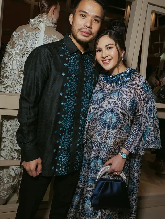 Jessica Mila tampil dengan dress biru bermotif abstrak. Sedangkan Yakup dengan kemeja hitam lengan panjang dengan motif abstrak biru. [@biyanofficial]