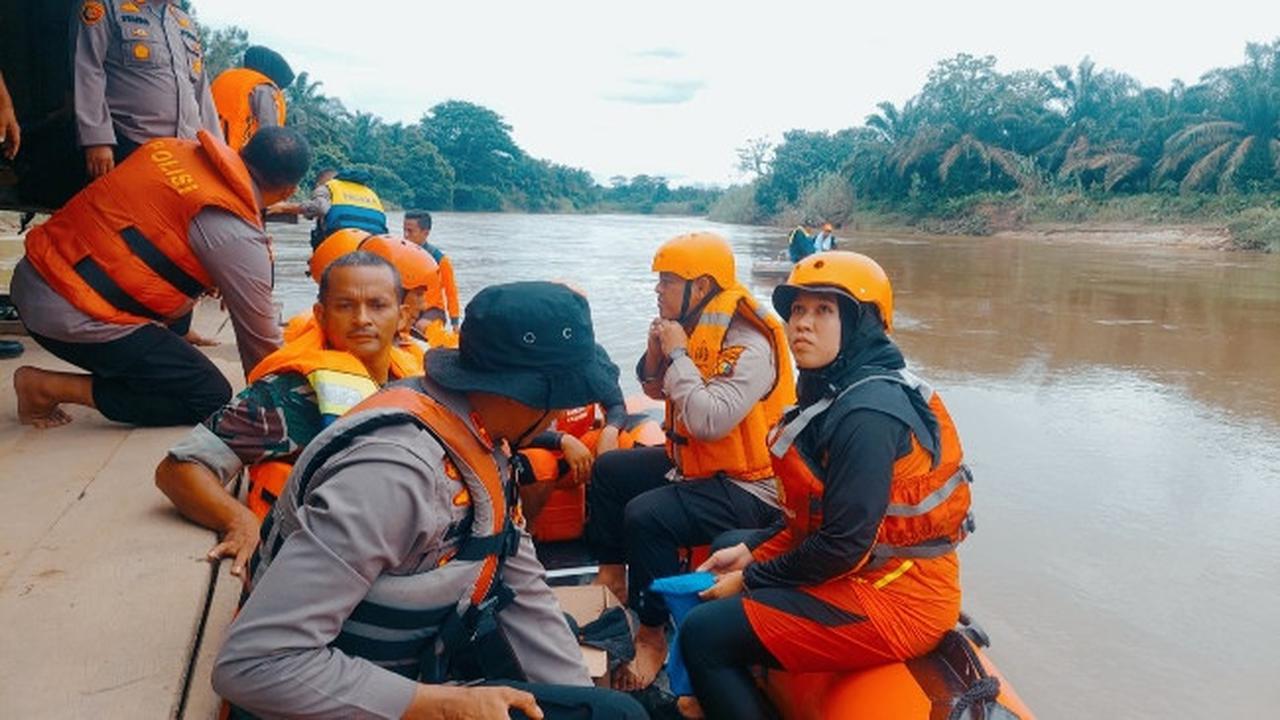 Kapolres Rokan Hulu dan jajarannya bersama tim gabungan mencari IRT yang hanyut usai bertengkar dengan suaminya.