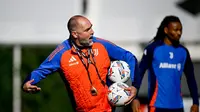 Igor Tudor dalam sesi latihan pertamanya setelah didapuk jadi pelatih Juventus menggantikan Thiago Motta. (Bola.com/juventus.com)