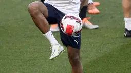 Gelandang timnas Swiss Djibril Sow bermain dengan bola selama sesi latihan di Stadion Jose Alvalade di Lisbon, Sabtu (4/6/2022). Portugal akan menjamu Swiss pada matchday 2 Grup 2 UEFA Nations League A 2022/2023, Senin 6 Juni 2022 dini hari WIB di Estadio Jose Alvalade. (CARLOS COSTA / AFP)