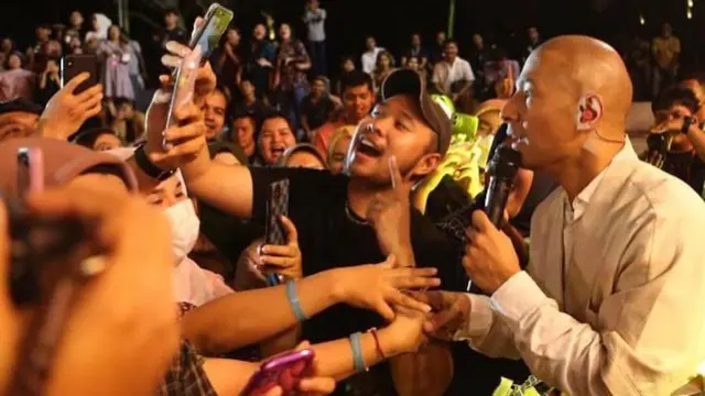 6 Potret Marcell Siahaan Meriahkan Opening Beach Club Raffi Ahmad di Padang