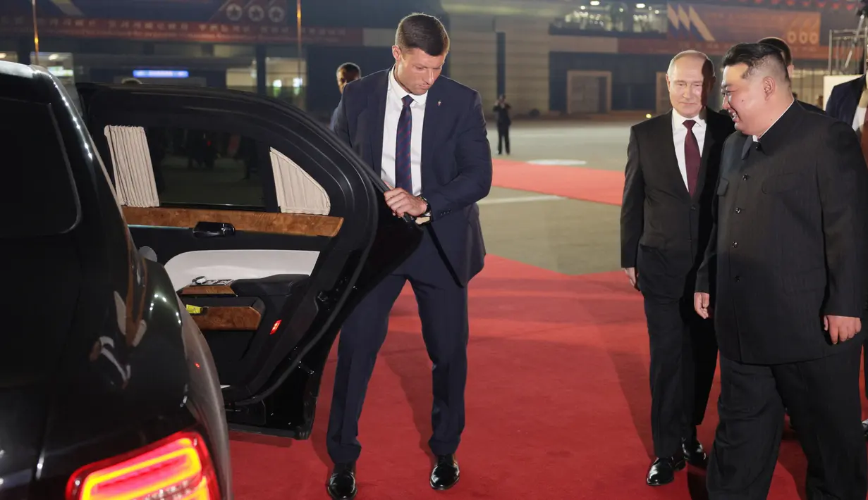 Setelah bertukar sapa, kedua pemimpin berangkat dari bandara dengan kendaraan yang sama. (Gavriil GRIGOROV / POOL / AFP)