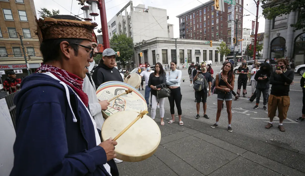 Orang-orang memainkan drum dalam peringatan mengenang korban overdosis di Vancouver, British Columbia, Kanada (31/8/2020). Acara global ini diadakan setiap 31 Agustus. (Xinhua/Liang Sen)