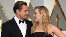 Saking dekatnya Leonardo DiCaprio dan Kate Winslet, hingga kini belum juga diketahui hubungan mereka yang sebenarnya. Apakah hanya sebagai sepasang sahabat atau ada hubungan spesial lainnya. (AFP/Valerie Macon)