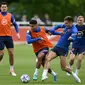 Bek Inggris James Justin (kiri) berebut bola dengan gelandang Inggris Jack Grealish (kanan) selama sesi latihan tim di stadion St George's Park di Burton-upon-Trent, Senin (30/5/2022). Timnas Inggris akan menjalani laga perdana Grup 3 League A UEFA Nations League dengan menghadapi Hungaria di Budapest pada Sabtu WIB, 4 Juni 2022. (Paul ELLIS/AFP)