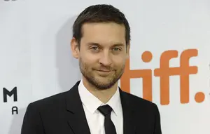 Tobey Maguire dan Jennifer Meyer Resmi Cerai Setelah Hampir 10 Tahun Pisah