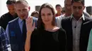 Angelina Jolie melambaikan tangan kepada awak media saat berkunjung ke kamp pengungsi Azraq untuk Suriah, Yordania, Jumat (9/9). Jolie menyebut reputasi PBB saat ini telah dirusak oleh oknum pasukan penjaga perdamaian. (REUTERS / Muhammad Hamed)