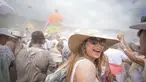 Orang-orang yang berselimut bedak ambil bagian dalam karnaval jalanan 'Los Indianos' di Santa Cruz de la Palma, Spanyol, Senin (4/3). Karnaval ini  bagian dari rangkaian acara yang diadakan sejak Januari hingga Februari tiap tahunnya. (DESIREE MARTIN/AFP)