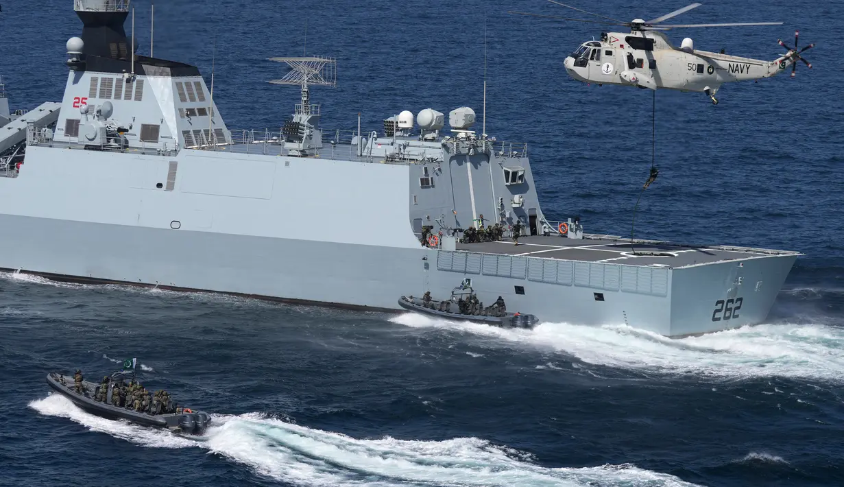 Komando angkatan laut melakukan operasi kontra terorisme saat latihan multinasional AMAN-23 di Laut Arab dekat Karachi, Pakistan, 13 Februari 2023. Kapal perang lebih dari 50 negara termasuk Amerika Serikat, China, Jepang, dan Indonesia berpartisipasi dalam latihan multinasional lima hari yang diselenggarakan oleh Angkatan Laut Pakistan di Laut Arab untuk meningkatkan kerja sama dalam menjaga keamanan laut dari perompak, teroris, dan penyelundup. (AP Photo/Fareed Khan)