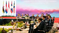 "Krisis-krisis besar dan rivalitas memperparah tantangan-tantangan HAM secara global. ASEAN harus menjadi teladan dan memproyeksikan nilai-nilainya secara global dalam memprioritaskan komunikasi konstruktif ketimbang tindakan saling menunjuk-nunjuk," tegas Menlu Retno Marsudi dalam forum ASEAN Intergovernmental Commission on Human Rights (AICHR), Selasa (11/7/2023). (AP Photo/Achmad Ibrahim, Pool)