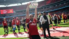 Pemain Manchester United, Sofyan Amrabat mengangkat trofi saat merayakan gelar juara Piala FA 2023/2024 di Stadion Wembley, London, Sabtu (26/05/2024). MU menang dengan skor 2-1 atas Manchester City di partai final. (AFP/Justin Tallis)