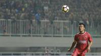 Pemain PSM  Makassar, Hamka Hamzah saat melawan PS TNI di Stadion Pakansari, Bogor (15/5/2017). (Bola.com/Nicklas Hanoatubun)