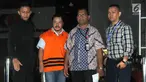Penyuap Bupati Pakpak Bharat, Hendriko Sembiring dikawal petugas usai menjalani pemeriksaan perdana oleh penyidik di gedung KPK, Jakarta, Selasa (27/11). Hendriko diperiksa sebagai tersangka terkait dengan proyek di Dinas PUPR. (merdeka.com/Dwi Narwoko)