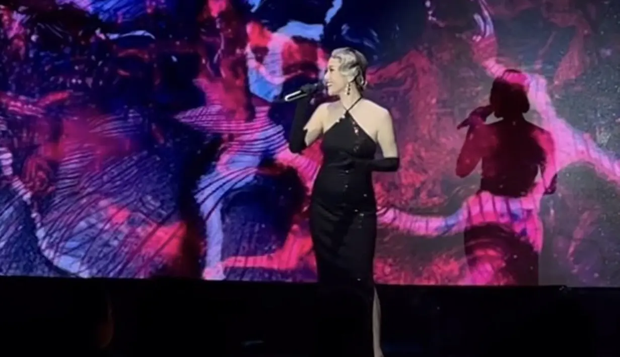 <p>Gaun tersebut dari Enchanted yang memiliki tali halter neck. Gaun pun dipadukan dengan gloves panjang warna hitam. [@lionardychocky]</p>