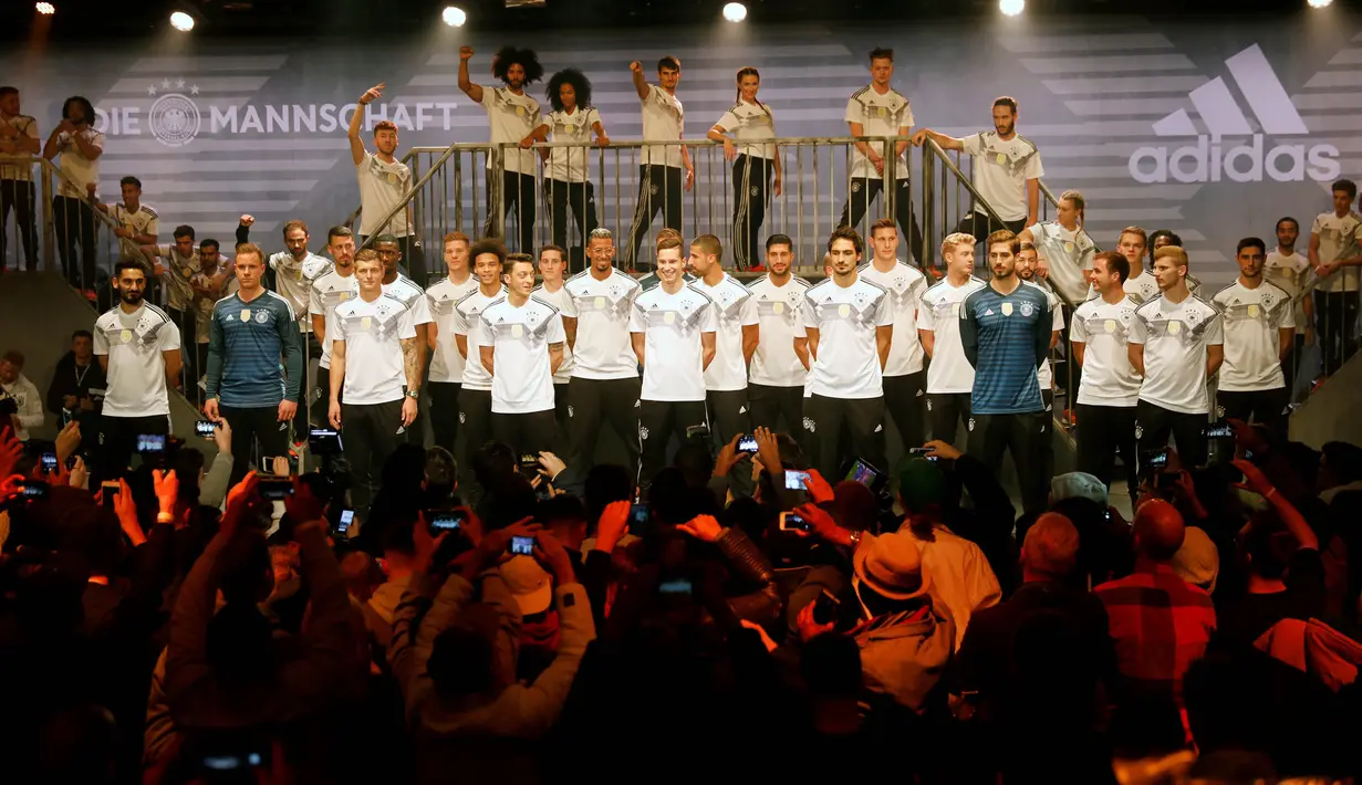 Para pemain Jerman memperkenalkan jersey yang akan digunakan untuk Piala Dunia 2018 di Berlin, Selasa (7/11/2017). Dengan jersey ini Der Panser akan berjuang mempertahankan gelar juara dunia. (AFP/Odd Andersen)