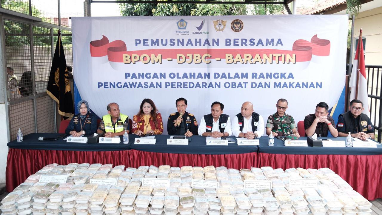 Bea Cukai Soekarno-Hatta bersama Badan Pengawas Obat dan Makanan (BPOM) musnahkan 2.564 buah (1 ton) olahan pangan viral, roti milk bun asal Thailand. (Foto: Tira Santia)