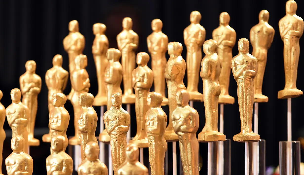 Menu cokelat berbentuk piala Oscar yang akan disuguhkan dalam jamuan after party Academy Awards ke 90 di Hollywood, California, Kamis (1/3). Ajang Piala Oscar akan berlangsung pada 4 Maret 2018 di Dolby Theatre. (Kevork Djansezian/Getty Images/AFP)
