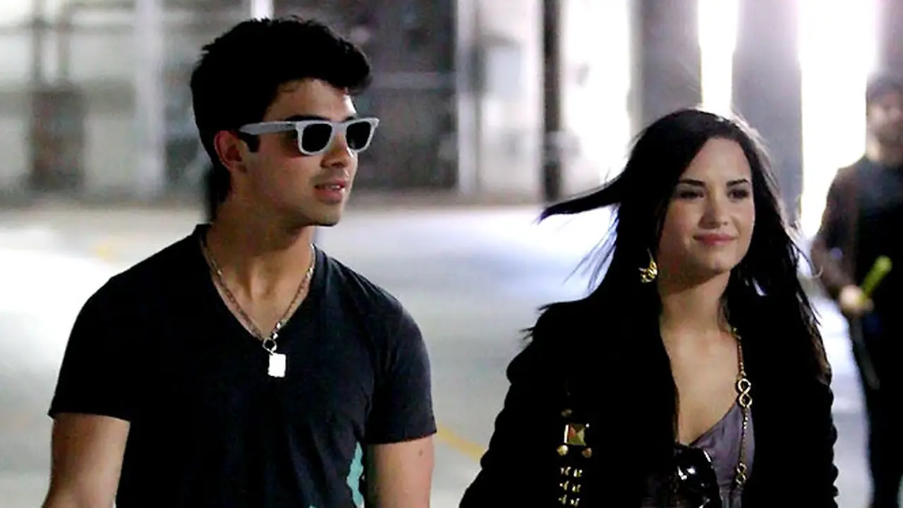 demi-lovato-joe-jonas-131205b.jpg