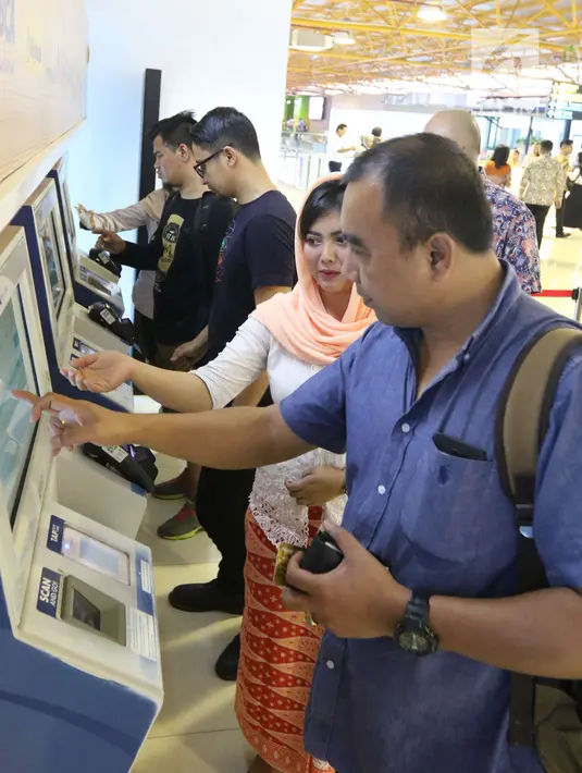 Petugas membantu pengguna transportasi kereta Bandara Soetta saat menggunakan kartu Perfeq Rider di Jakarta, Kamis (7/6). Kartu Perfeq Rider memberikan harga khusus mulai dari Rp 35 ribu-Rp50 ribu untuk satu kali berangkat. (Liputan6.com/Angga)