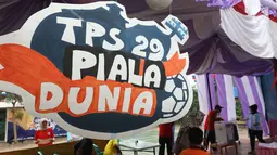 Aktivitas di TPS 29 Gandasari yang bertema Piala Dunia pada Pilkada Serentak 2018 di Kota Tangerang, Rabu (27/6). TPS ini membuat warga yang menggunakan hak pilih untuk Pilkada Kota Tangerang merasakan sensasi Piala Dunia 2018. (Liputan6.com/Angga Yuniar)