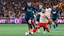 Pemain RC Lens, Jonathan Gradit, berusaha menghentikan pergerakan pemain Arsenal, Kai Havertz, pada laga Liga Champions di Stade Bollaert-Delelis, Rabu (4/10/2023). (AFP/Sameer Al-Doumy)