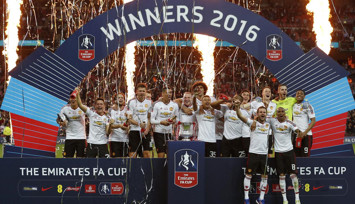 Selebrasi pemain MU setelah mengalahkan Crystal Palace dan keluar sebagai juara Piala FA 2015/2016. Manchester United mencatatkan 12 trofi Piala FA dan bisa bertambah jika hari ini, Sabtu (3/6/2023) berhasil mengalahkan Manchester City di final Piala FA 2023. (AFP/Ian Kington)