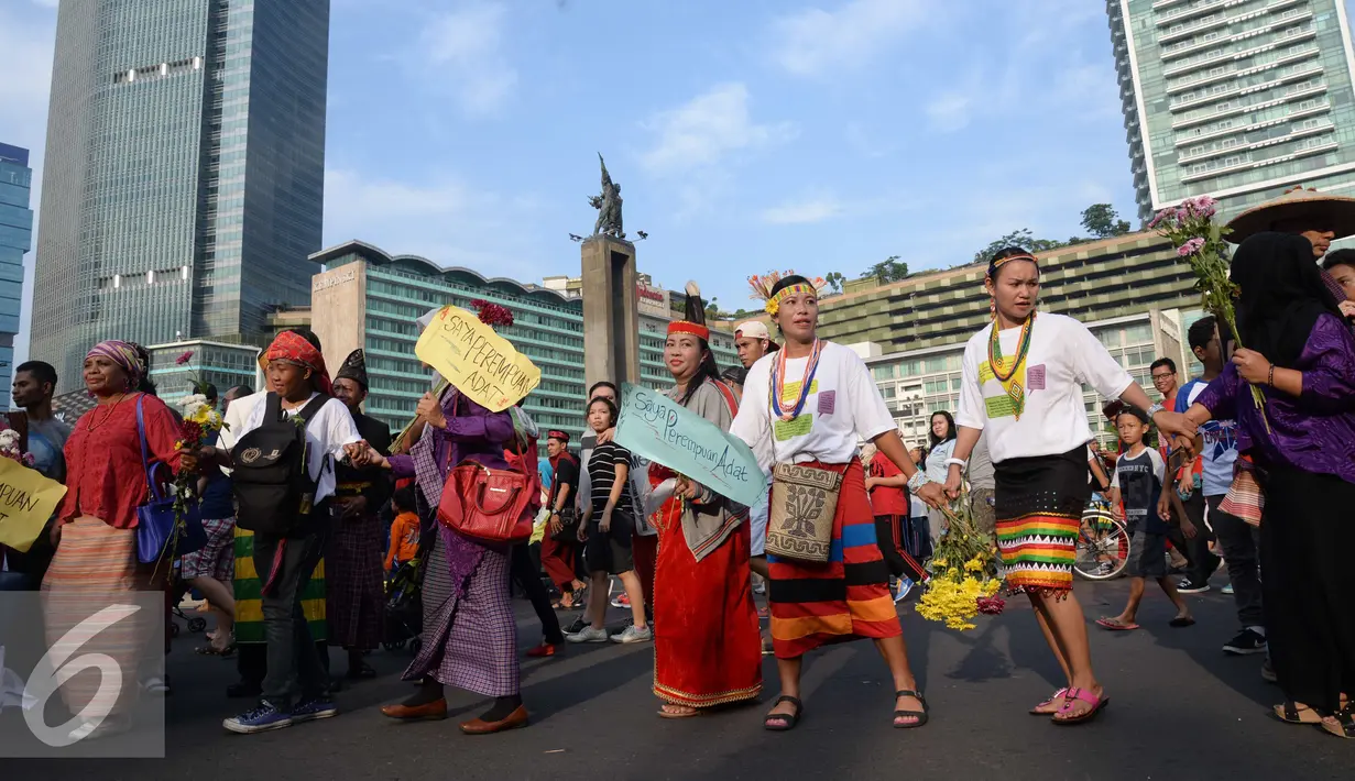 Mendes PDT dan Transmigrasi mendorong program "One Village One Product" di desa-desa agar ekonomi masyarakat adat meningkat, sehingga dapat menjaga kelestarian adat, Jakarta, Minggu (7/8).  (Liputan6.com/Angga Yuniar)