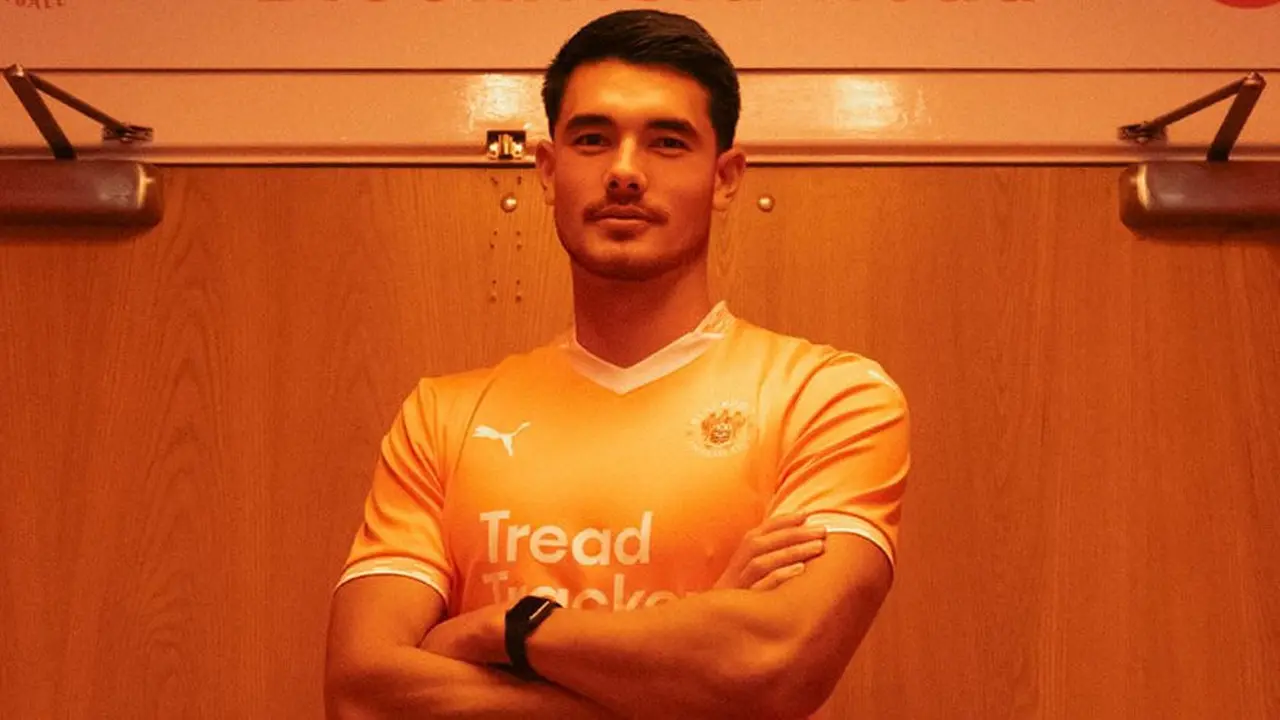 Elkan Baggott dikenalkan sebagai pemain baru Blackpool FC (c) Ofisial X Blackpool FC/@BlackpoolFC