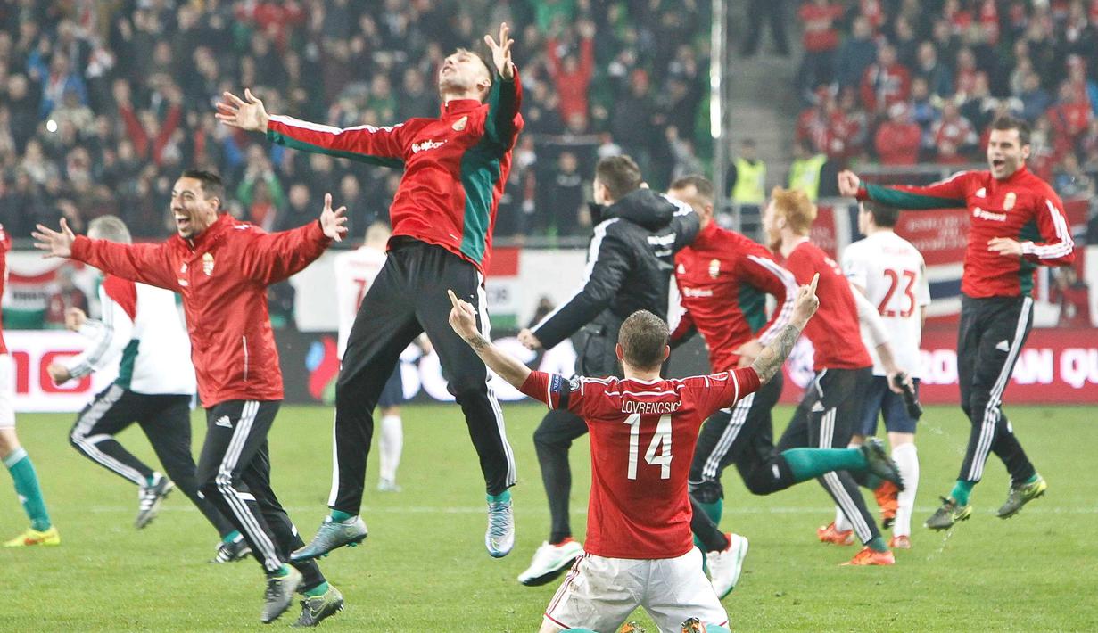 Pemain Hungaria melampiaskan kegembiraan setelah mengalahkan Norwegia dalam play off Piala Eropa 2016 di Stadion Grupama Arena, Hungaria, (15/11/2015). (Reuters/Bernadett Szabo)