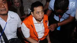 Tersangka korupsi proyek E-KTP Setya Novanto (tengah) jelang mengikuti sidang perdana di Pengadilan Tipikor, Jakarta, Rabu (13/12). Sidang beragendakan pembacaan dakwaan dari Jaksa Penuntut Umum KPK. (Liputan6.com/Helmi Fithriansyah)