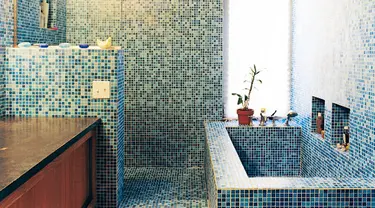 Laburi dinding kamar mandi dengan keramik mosaik berwarna cerah. Finishing glossy dari keramik mosaik membuat kamar mandi terlihat elegan. Foto: Dwell