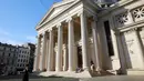 Warga mengunjungi gedung konser Romanian Athenaeum di Bucharest, Rumania, pada 7 Juni 2020. Setelah dua tahap penerapan langkah pelonggaran, warga Rumania kini menjalani "kehidupan seminormal". (Xinhua/Gabriel Petrescu)